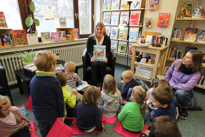 Bild vergr��ern: So macht Lesen Spa�: Gebannt lauschen die Wilnsdorfer Kindergartenknirpse B�rgermeisterin Christa Schuppler am bundesweiten Vorlesetag.