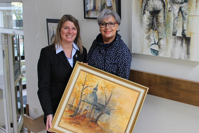 Bild vergr��ern: Die Wilnsdorfer K�nstlerin Regina Hruby (r.) und B�rgermeisterin Christa Schuppler laden ein, Kunst auf der Treppe zu genie�en.
