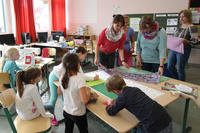 Bild vergr��ern: In Handarbeit, unterst&uuml;tzt von Eltern und Wilnsdorfs Klimaschutzmanagerin Kerstin Riester, produzierten Melanie Dr&auml;ger und die neun Kinder ihrer Projektgruppe umweltfreundliche Stoffbeutel, die die Wilgersdorfer nun zum Einkaufen verwenden k&ouml;nnen.