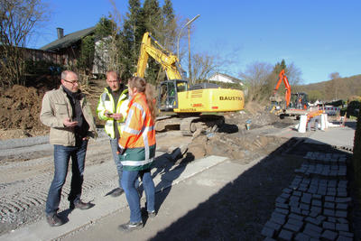 Bild vergr��ern: Dipl.-Ing. Mich�le G�ttert (Landesbetrieb stra�en.nrw) und Dipl.-Ing. Sven Scheld (Planungsb�ro Fischer & Scheld, m.) im Gespr�ch mit Dipl.-Ing. Axel Schneider, Projektleiter der Gemeinde Wilnsdorf: In den w�chentlichen Baubesprechungen werden Ma�nahmendetails er�rtert.