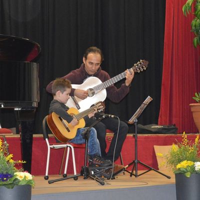 Bild vergr��ern: Gitarrensch�ler Ben H�fer gab gemeinsam mit Lehrer Luis Ferreyra die Popcorn Polka zum Besten.