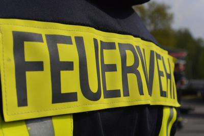 Bild vergr��ern: Rund um die Uhr stehen die auf ehrenamtlicher Basis t�tigen Feuerwehrleute f�r die Brandbek�mpfung sowie f�r die Unfall- und Katastrophenhilfe zur Verf�gung. In jedem der 11 Wilnsdorfer Ortsteile ist eine L�schgruppe oder ein L�schzug vorhanden, in dem sich Feuerwehrfrauen und -m�nner f�r den freiwilligen Dienst am N�chsten engagieren.
Jede Ortsteil-Feuerwehr hat auch eine Jugendfeuerwehr, in der Jungen und M�dchen auf den Feuerwehrdienst vorbereitet werden. Die Aktivit�ten der Jugendfeuerwehren beschr�nken sich aber nicht nur auf feuerwehrspezifische Themen. So wird mit kreativer Freizeitgestaltung die Kameradschaft unter den Jugendlichen gest�rkt und der Gemeinschaftssinn gef�rdert. (Symbolfoto)