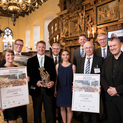 Bild vergr��ern: Bremen, 19.04.2018, Deutscher Au�enwirtschaftstag  2018, Verleihung des Preises der deutschen Aussenwirtschaft: 1. Preis Kristallturm GmbH und Co. KG, 2. Preis WeltecBiopower GmbH, 3. Preis Kr�ckemeyer GmbH, Handelskammer Pr�ses Harald Emigholz, B�rgermeister Carsten Sieling, Festredner Sascha Lobo