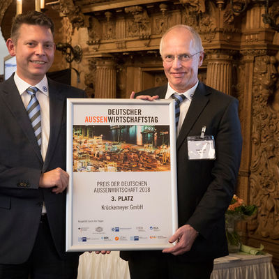 Bild vergr��ern: Dritter Platz f�rs Kleben & Schleifen: Die Kr�ckemeyer GmbH hat vergangene Woche den dritten Platz beim Preis der deutschen Au�enwirtschaft belegt, die Auszeichnung nahmen Jan Kr�ckemeyer (l.) und Uwe Kittel entgegen.