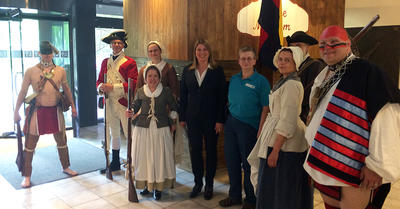 Bild vergr��ern: Am vergangenen Sonntag bev�lkerten allerlei historische Akteure das Museum Wilnsdorf: Passend zum Motto der neuen Sonderausstellung �Dreispitz, Skalp und Spitzenh�ubchen� waren amerikanische Siedler und Mohawk-Indianer zu Gast.