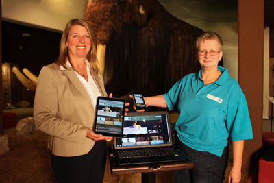 Bild vergr��ern: Wilnsdorfs B�rgermeisterin Christa Schuppler (l.) und Museumsleiterin Dr. Corinna Nauck pr�sentieren die neugestaltete Website des Museums Wilnsdorf.