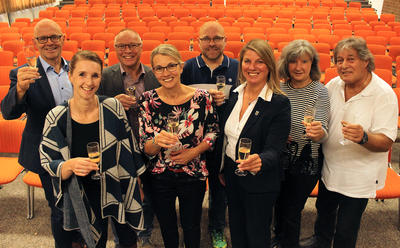 Bild vergr��ern: Das Theaterteam der Gemeinde Wilnsdorf will am 29. September mit allen G�sten auf �40 Jahre Theater in Wilnsdorf� ansto�en.