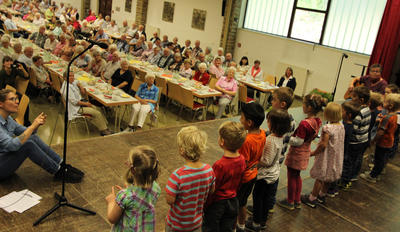 Bild vergr��ern: Kinder aus dem Wilnsdorfer Familienzentrum Spatzennest unterhielten die G�ste des Seniorennachmittags der Gemeinde Wilnsdorf.