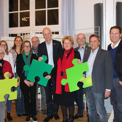 Bild vergr��ern: v.l. Annika Wolf (Regionalmanagerin), Anne-Kathrin Ho� (Regionalmanagerin), Roswitha Still (LAG-Vorsitzende), G�nter Richter (1. stellv. Vorsitzender)