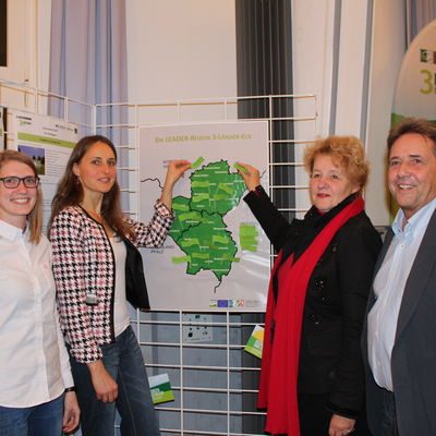 Bild vergr��ern: Sie leiteten die LEADER-Kreativ- und Ideenwerkstatt: v.l. Annika Wolf (Regionalmanagerin), Anne-Kathrin Ho� (Regionalmanagerin), Roswitha Still (LAG-Vorsitzende), G�nter Richter (1. stellv. Vorsitzender).