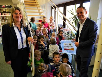 Bild vergr��ern: Der Lions Club Siegen-Rubens spendete B�cherkisten an die Bibliothek Wilnsdorf