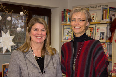 Bild vergr��ern: Die neue Leiterin der Wilnsdorfer Bibliothek, Ina Bange (r.), wurde von B�rgermeisterin Christa Schuppler herzlich willkommen gehei�en.
