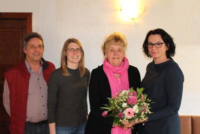 Bild vergr��ern: v.l.n.r.: G�nter Richter (stellv. Vorsitzender), Annika Wolf (Regionalmanagement) und Roswitha Still (Vorsitzende) hei�en Meike Menn im Team des Regionalmanagements Willkommen.