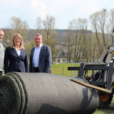 Bild vergr��ern: B�rgermeisterin Christa Schuppler, Reinhard R�bsamen, 1. Vorsitzender der TSG Adler Dielfen (l.), und Olaf Withake, Ortsvorsteher Niederdielfen, freuen sich �ber die Erneuerung des Kunstrasens.