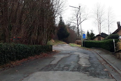 Bild vergr��ern: Der Zustand der Stra�e An der Hecke zeigt die Notwendigkeit der Fahrbahndeckensanierung.