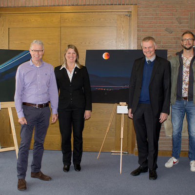 Bild vergr��ern: B�rgermeisterin Christa Schuppler und IHK-Hauptgesch�ftsf�hrer Klaus Gr�bener (3.v.r.) freuen sich mit den Fotografen J�rgen Armenat (l.), Matthias Sch�fer (2.v.r.) und Herbert B�umer �ber die Ausstellung im Rathaus Wilnsdorf.