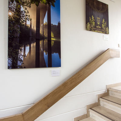 Bild vergr��ern: �Kunst auf der Treppe� zeigt aktuell die Wanderausstellung �Br�cken im Fokus - Mein Foto von der A45�.