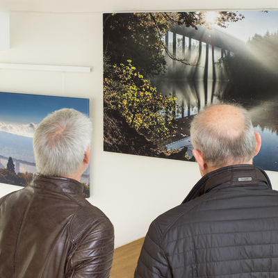 Bild vergr��ern: �Kunst auf der Treppe� zeigt aktuell die Wanderausstellung �Br�cken im Fokus - Mein Foto von der A45�.