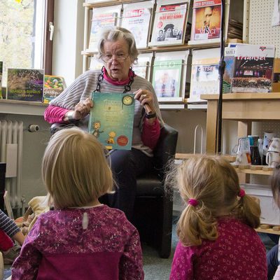 Bild vergr��ern: Margrit Schulte liest Kindern spannende Geschichten in der B�cherei Wilnsdorf vor.