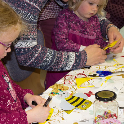 Bild vergr��ern: Nach dem Vorlesen geht es zum Basteln. Die Kinder k�nnen hier kreativ sein und ihre Helden aus den Geschichten basteln.