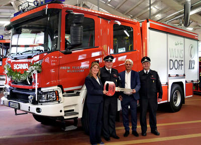 Bild vergr��ern: B�rgermeisterin Christa Schuppler, L�schzugf�hrer Jochen Pieck, Udo Vallender (ITURRI Feuerwehr-und Umwelttechnik GmbH) und Gemeindebrandinspektor Christian Rogalski bei der Fahrzeug�bergabe