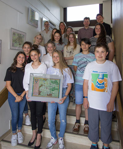 Realsch�ler pr�sentieren Landkarten ihres Heimatortes