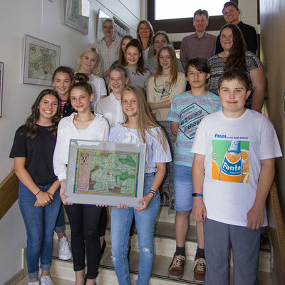 Bild vergr��ern: B�rgermeisterin Schuppler, Schulleiter Uwe Rinsdorf und Lehrer Sebastian Weber (hintere Reihe) freuen sich gemeinsam mit den Sch�lerinnen und Sch�lern der achten Klassen �ber die Ausstellung im Rathaus Wilnsdorf.