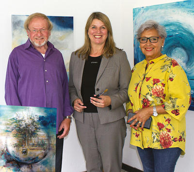 Bild vergr��ern: Der Wilnsdorfer Maler Wilhelm Berner freute sich k�rzlich �ber Besuch von B�rgermeisterin Christa Schuppler (m.). Gegenw�rtig zeigt er in der Galerie Camino neben eigenen Werke auch Bilder der Wilnsdorfer K�nstlerin Regina Hruby (r.).
