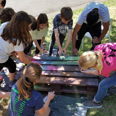 Bild vergr��ern: W�hrend des Graffiti-Workshops wurde es bunt! Mit Farben und abstrakten Formen gestalteten die Jugendlichen eigene und gemeinschaftliche Kunstwerke.