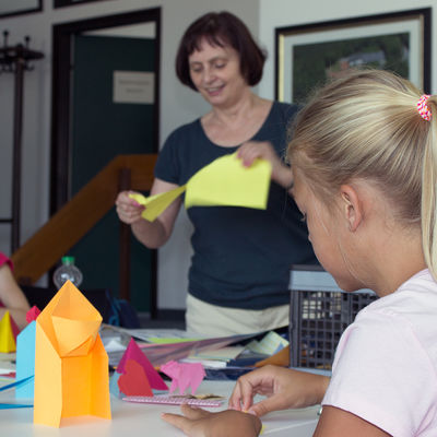 Bild vergr��ern: Unter Anleitung von Sigrid Fuhrmann gewannen die M�dchen und Jungen Einblicke in die Papierfalttechnik Origami.