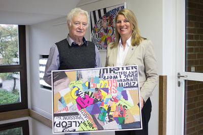 Bild vergr��ern: Der in Anzhausen lebende Maler G�nter Thibaut und Wilnsdorfs B�rgermeisterin Christa Schuppler laden dazu ein, Kunst auf der Treppe des Rathauses zu genie�en.