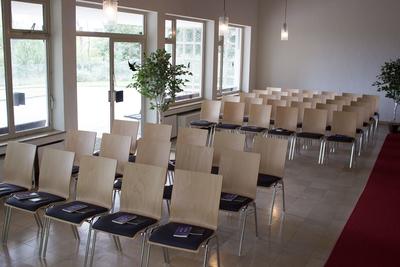 Die Friedhofshalle Obersdorf ist mit neuen St�hlen und Kunstpflanzen ausgestattet.