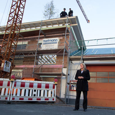 Bild vergr��ern: Mit einem Richtfest feierte die Gemeinde Wilnsdorf gestern den Abschluss des ersten gro�en Bauabschnitts am Feuerwehrger�tehaus Oberdielfen. Nach dem Richtspruch von Zimmermeister Rolf Sting (oben, r.) lobten B�rgermeisterin Christa Schuppler (im Vordergrund) und Einheitsf�hrer Friedrich Schmeck (oben, l.) Planung und Umsetzung des umfangreichen Umbaus.