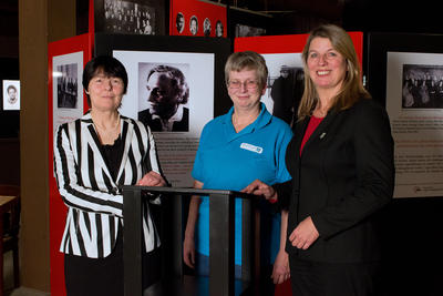 Bild vergr��ern: Die K�nstlerin Dr. Marlies Obier, Museumsleiterin Dr. Corinna Nauck und Wilnsdorfs B�rgermeisterin Christa Schuppler (v.l.n.r.) laden zur Ausstellungser�ffnung am 3. November ein.