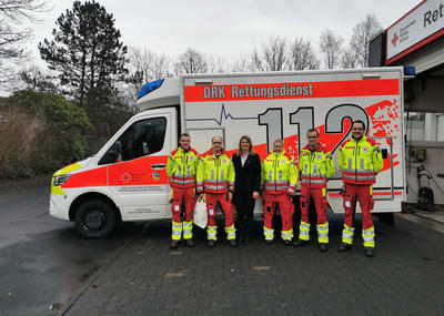 Bild vergr��ern: B�rgermeisterin Christa Schuppler bedankte sich im Namen der Gemeinde Wilnsdorf f�r den Einsatz des DRK-Rettungsdienstes, der durch Wachleiter Fabian Hartmann (2.v.l.) sowie die Notfallsanit�ter Alexander Bassil, Emanuel Vandenryt, Alea Lautz und Lucas Marten (v.l.) vertreten war.