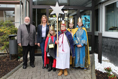 Bild vergr��ern: B�rgermeisterin Christa Schuppler empfing die Sternsinger der katholischen Kirchengemeinde St. Martinus Wilnsdorf sowie Pfarrer Uwe Wiesner im Rathaus und freute sich �ber den gebrachten Segen.