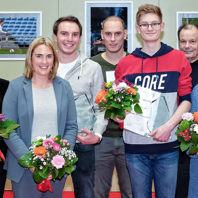 Bild vergr��ern: Nach den Ehrungen in gemeinsamer Runde (von links): B�rgermeisterin Christa Schuppler, die Ehreng�ste Silvia Neid und Alexandra Scheld, Pascal Schmitt und Niklas Thomas (beide Vertreter der Mannschaft des Jahres 2019), Eric Kl�ckner (Sportler des Jahres), GSV-Vorsitzender Reinhard R�bsamen, Birgit Grisse (Sportlerin des Jahres) und Tillmann Reusch (Sparkasse Siegen).
