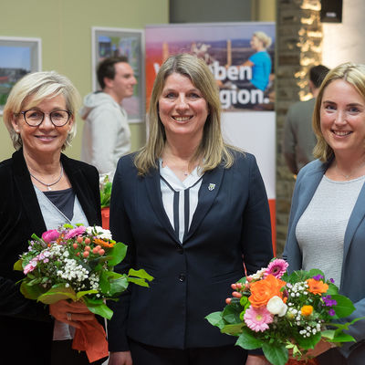 Bild vergr��ern: Die Ehreng�ste der Wilnsdorfer Sportlerehrung 2019 umrahmen B�rgermeisterin Schuppler: Silvia Neid (l., ehemalige Frauenfu�ball-Bundestrainerin) und Alexandra Scheld (r., Westdeutsche Meisterin im Tischtennis/ TuS Uentrop).