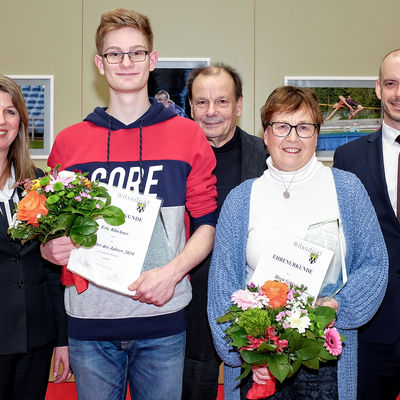 Bild vergr��ern: Zwei Leichtathleten sind Wilnsdorfs Sportlerin und Sportler des Jahres 2019: Die Obersdorferin Birgit Grisse (2.r.v.) und der Oberdielfer Eric Kl�ckner (2.v.l.) wurden von B�rgermeisterin Christa Schuppler (l.), GSV-Vorsitzenden Reinhard R�bsamen (m.) und Tillmann Reusch (r., Sparkasse Siegen) f�r ihre Erfolge im vergangenen Jahr ausgezeichnet.