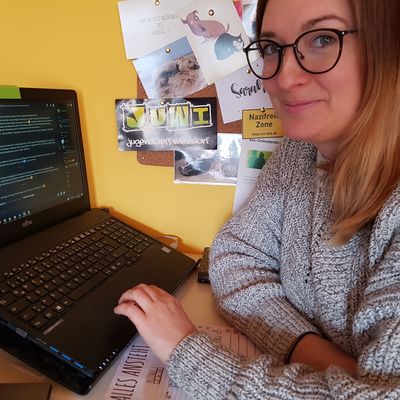 Bild vergr��ern: Jugendtreffleiterin Sarah Baltrock ist nach den ersten �ffnungszeiten des digitalen JuWi begeistert. Seit einigen Tagen herrscht hier reges Kommen und Gehen.