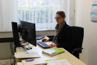 Bild vergr��ern: Unsere Kollegen aus dem Fachdienst Schule, Kultur, Sport und Soziales arbeiten weiterhin mit vollem Einsatz. Im Bereich der Schulverwaltung bildet momentan die R�ckabwicklung der Elternbeitr�ge f�r OGS, VHTS und andere Betreuungsm�glichkeiten einen Schwerpunkt der Arbeit (aufgrund der Schulschlie�ungen werden bis auf weiteres keine Betreuungsbeitr�ge erhoben).
Bei Fragen zur Notbetreuung sind die Kollegen telefonisch oder per E-Mail f�r Sie da!
