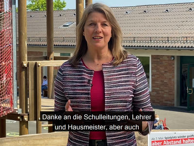 Bild vergr��ern: B�rgermeisterin Schuppler blickt auf die Woche zur�ck.