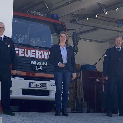 Bild vergr��ern: B�rgermeisterin Christa Schuppler, Feuerwehrleiter Christian Rogalski (r.) und Einheitsf�hrer Burkhard Hartmann besichtigten k�rzlich die neuen R�umlichkeiten.