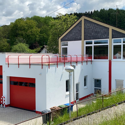 Bild vergr��ern: Heute strahlt der neue Anbau leuchtend wei� mit roten Kontrasten. Fast 420.000 Euro hat die Gemeinde Wilnsdorf investiert, um die Platzprobleme der Rinsdorfer L�schgruppe zu l�sen.