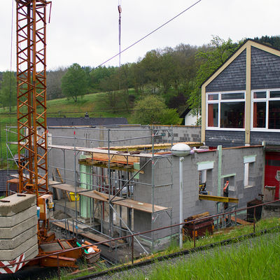 Bild vergr��ern: Die Konturen der neuen Fahrzeughalle waren im Mai 2019 schon erkennbar.