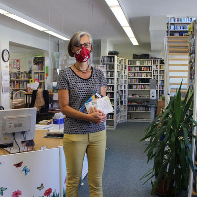 Bild vergr��ern: Die Bibliothek Wilnsdorf �ffnet ab 2. Juni wieder ihre T�ren f�r Besucher. Das Team rund um Bibliotheksleiterin Ina Bange freut sich, nach mehr als zweieinhalb Monaten ihre Leserinnen und Leser wieder pers�nlich begr��en zu k�nnen.