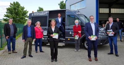 Foto - �bergabe B�rgerbus_Foto_Kay-Helge Hercher - 25.05.2020 - Gowik, Stefanie