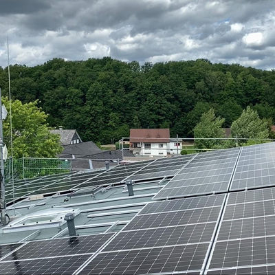 Bild vergr��ern: Die Anlage soll ca. 42.000 kWh Strom erzeugen, was den j�hrlichen Energieverbrauch des Hauses um ca. 7.000 Euro senken wird.