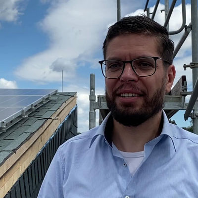 Bild vergr��ern: F�r ein kleines Interview hat K�mmerer Daniel Denkert uns mit aufs Dach genommen. Als Fachbereichsleiter f�r das Zentrale Geb�udemanagement hatte er die Planung und den Bau der Anlage eng begleitet.