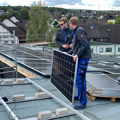 Bild vergr��ern: Insgesamt 210 Solarmodule werden von einer Wilnsdorfer Firma aufs Dach gebracht.